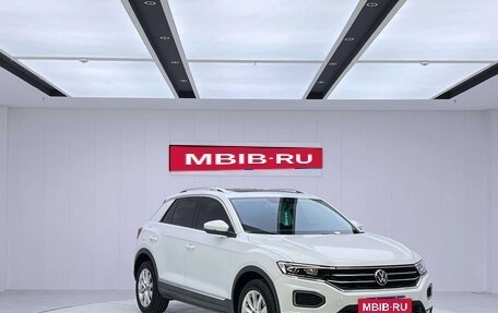 Volkswagen T-Roc I, 2023 год, 1 416 009 рублей, 3 фотография