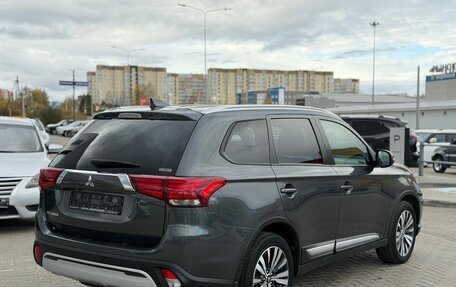 Mitsubishi Outlander III рестайлинг 3, 2020 год, 2 550 000 рублей, 4 фотография