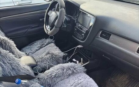 Mitsubishi Outlander III рестайлинг 3, 2019 год, 2 600 000 рублей, 10 фотография