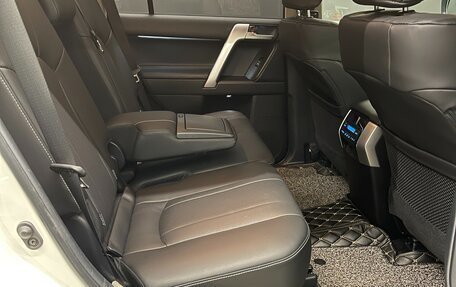 Toyota Land Cruiser Prado 150 рестайлинг 2, 2020 год, 6 500 000 рублей, 10 фотография