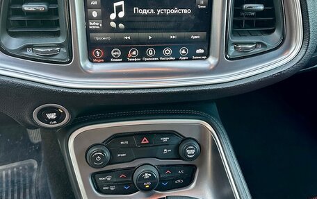 Dodge Challenger III рестайлинг 2, 2018 год, 3 650 000 рублей, 10 фотография