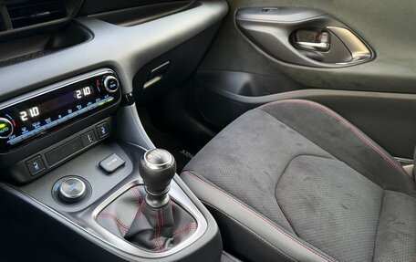 Toyota Yaris, 2024 год, 7 800 000 рублей, 24 фотография