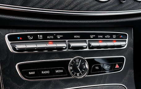 Mercedes-Benz E-Класс, 2019 год, 3 000 000 рублей, 29 фотография
