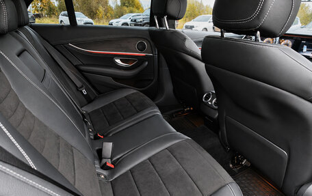 Mercedes-Benz E-Класс, 2019 год, 3 000 000 рублей, 38 фотография