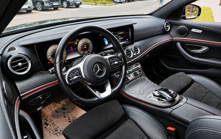 Mercedes-Benz E-Класс, 2019 год, 3 000 000 рублей, 31 фотография