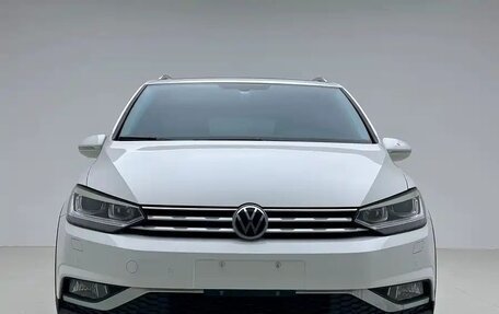 Volkswagen Touran III, 2022 год, 1 610 005 рублей, 2 фотография
