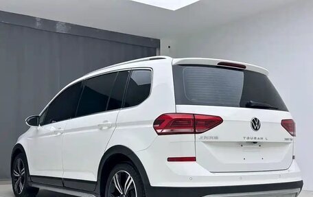 Volkswagen Touran III, 2022 год, 1 610 005 рублей, 5 фотография