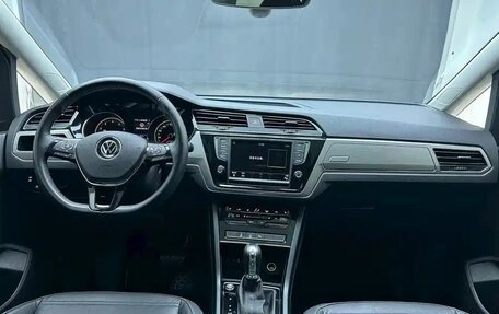 Volkswagen Touran III, 2022 год, 1 610 005 рублей, 7 фотография