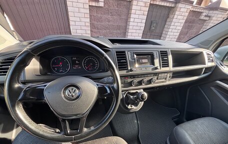 Volkswagen Caravelle T6 рестайлинг, 2016 год, 2 600 000 рублей, 2 фотография