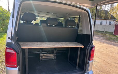 Volkswagen Caravelle T6 рестайлинг, 2016 год, 2 600 000 рублей, 3 фотография