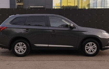 Mitsubishi Outlander III рестайлинг 3, 2020 год, 2 550 000 рублей, 4 фотография