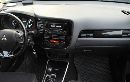 Mitsubishi Outlander III рестайлинг 3, 2020 год, 2 550 000 рублей, 14 фотография