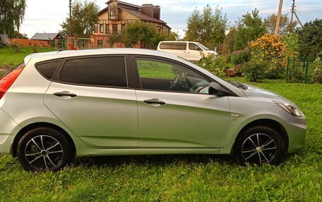 Hyundai Solaris II рестайлинг, 2011 год, 680 000 рублей, 2 фотография