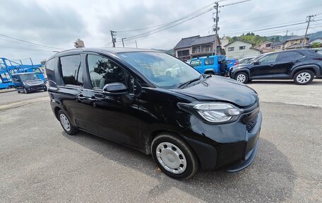 Toyota Sienta, 2023 год, 1 350 000 рублей, 2 фотография