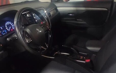 Mitsubishi Outlander III рестайлинг 3, 2018 год, 1 990 000 рублей, 7 фотография