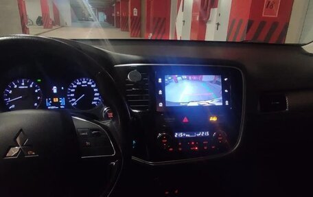 Mitsubishi Outlander III рестайлинг 3, 2018 год, 1 990 000 рублей, 2 фотография