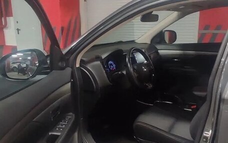 Mitsubishi Outlander III рестайлинг 3, 2018 год, 1 990 000 рублей, 8 фотография