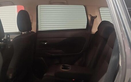 Mitsubishi Outlander III рестайлинг 3, 2018 год, 1 990 000 рублей, 10 фотография