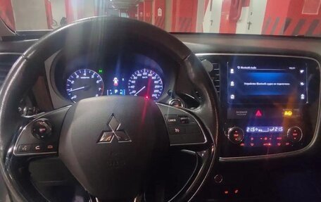 Mitsubishi Outlander III рестайлинг 3, 2018 год, 1 990 000 рублей, 9 фотография