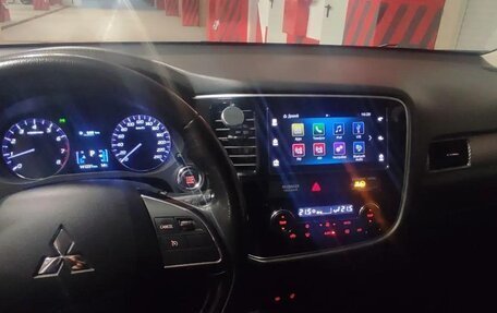 Mitsubishi Outlander III рестайлинг 3, 2018 год, 1 990 000 рублей, 16 фотография