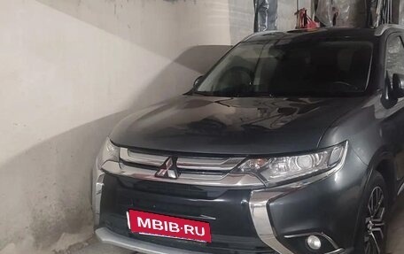 Mitsubishi Outlander III рестайлинг 3, 2018 год, 1 990 000 рублей, 13 фотография
