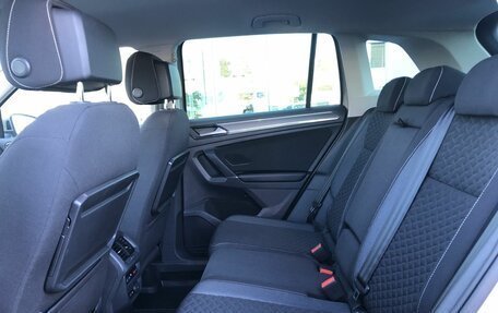 Volkswagen Tiguan II, 2018 год, 2 400 000 рублей, 11 фотография
