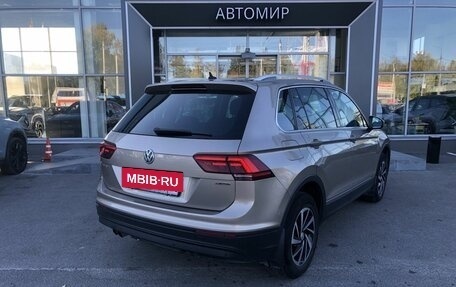 Volkswagen Tiguan II, 2018 год, 2 400 000 рублей, 5 фотография