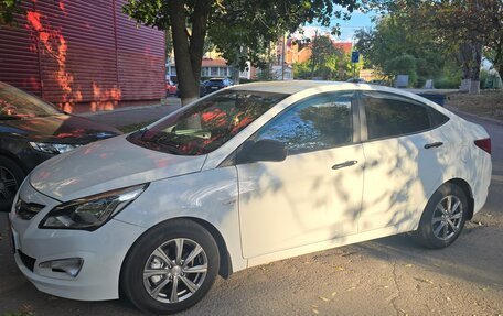 Hyundai Solaris II рестайлинг, 2015 год, 777 000 рублей, 1 фотография
