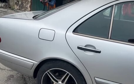 Mercedes-Benz E-Класс, 1998 год, 650 000 рублей, 1 фотография