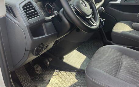 Volkswagen Caravelle T6 рестайлинг, 2018 год, 2 680 000 рублей, 8 фотография