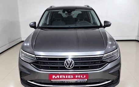 Volkswagen Tiguan II, 2021 год, 2 390 000 рублей, 2 фотография