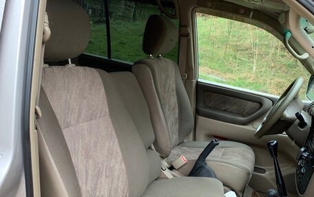 Toyota Land Cruiser 100 рестайлинг 2, 2001 год, 1 900 000 рублей, 10 фотография