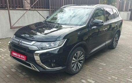 Mitsubishi Outlander III рестайлинг 3, 2020 год, 2 400 000 рублей, 1 фотография