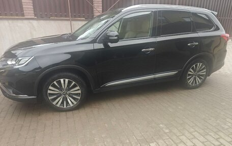 Mitsubishi Outlander III рестайлинг 3, 2020 год, 2 400 000 рублей, 6 фотография