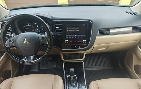 Mitsubishi Outlander III рестайлинг 3, 2020 год, 2 400 000 рублей, 10 фотография