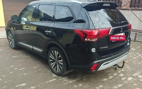 Mitsubishi Outlander III рестайлинг 3, 2020 год, 2 400 000 рублей, 4 фотография