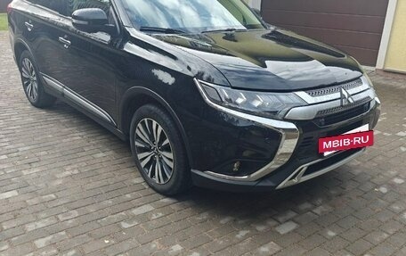 Mitsubishi Outlander III рестайлинг 3, 2020 год, 2 400 000 рублей, 3 фотография