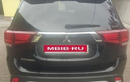 Mitsubishi Outlander III рестайлинг 3, 2020 год, 2 400 000 рублей, 7 фотография