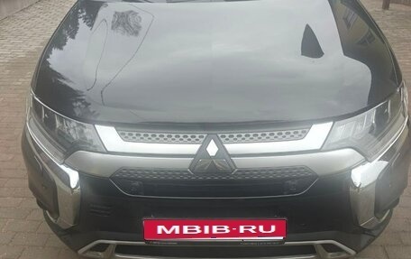 Mitsubishi Outlander III рестайлинг 3, 2020 год, 2 400 000 рублей, 5 фотография