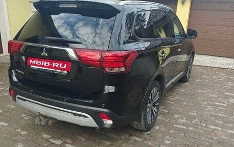 Mitsubishi Outlander III рестайлинг 3, 2020 год, 2 400 000 рублей, 2 фотография