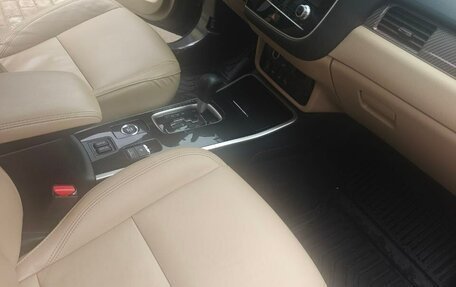 Mitsubishi Outlander III рестайлинг 3, 2020 год, 2 400 000 рублей, 13 фотография