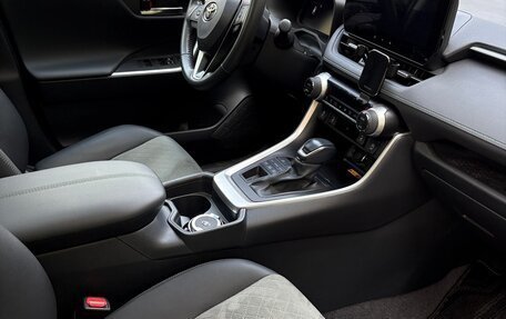 Toyota RAV4, 2024 год, 3 650 000 рублей, 5 фотография