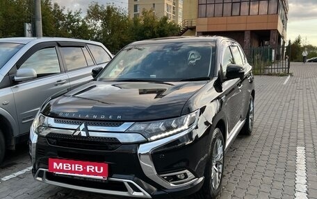 Mitsubishi Outlander III рестайлинг 3, 2018 год, 3 300 000 рублей, 3 фотография
