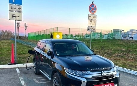 Mitsubishi Outlander III рестайлинг 3, 2018 год, 3 300 000 рублей, 10 фотография