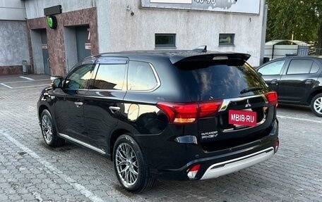 Mitsubishi Outlander III рестайлинг 3, 2018 год, 3 300 000 рублей, 6 фотография