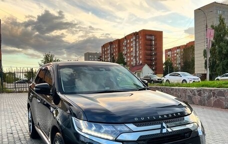 Mitsubishi Outlander III рестайлинг 3, 2018 год, 3 300 000 рублей, 2 фотография