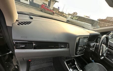 Mitsubishi Outlander III рестайлинг 3, 2018 год, 3 300 000 рублей, 11 фотография