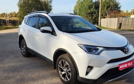 Toyota RAV4, 2017 год, 1 950 000 рублей, 3 фотография