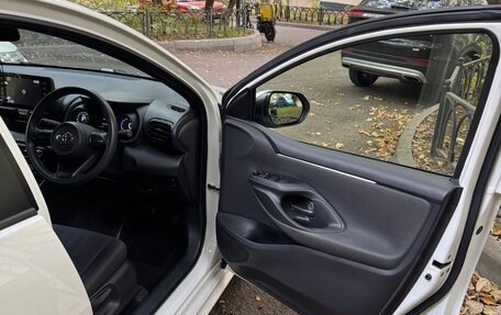 Toyota Yaris, 2021 год, 1 699 999 рублей, 14 фотография