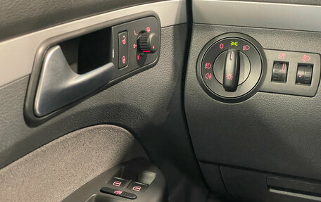 Volkswagen Touran III, 2010 год, 993 000 рублей, 21 фотография